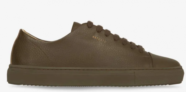 Sepatu sneakers berwarna monokrom